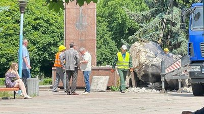 У місті Коростень на Житомирщині комунальники прибрали пам'ятник, знесений кілька тижнів тому У місті Коростень на Житомирщині комунальники прибрали пам'ятник, знесений кілька тижнів тому