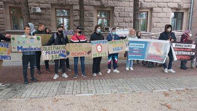 Миколаївцям – чисту воду. Активісти вийшли під будівлю міськради на акцію протесту
