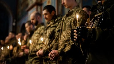 У Києві пройшов молебень за Маріуполь та бійців полку “Азов”, які захищають місто. Фоторепортаж