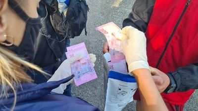 Голові сільради загрожує позбавлення волі на строк від 5 до 10 років. Фото: ГУ НП у Хмельницькій області Голові сільради загрожує позбавлення волі на строк від 5 до 10 років. Фото: ГУ НП у Хмельницькій області
