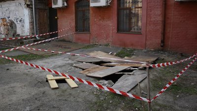 Мерія Одеси обіцяє ліквідувати провали в дворі будинку-пам'ятки протягом двох тижнів Мерія Одеси обіцяє ліквідувати провали в дворі будинку-пам'ятки протягом двох тижнів
