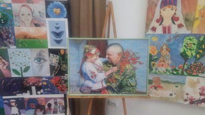 "Щоб підняти дух бійців і подякувати": у Вінниці відкрили виставку дитячих малюнків
