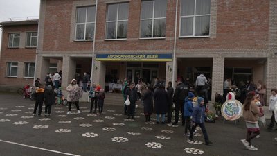 "Долучаємо до благодійності дітей": на Вінниччині на ярмарку в ліцеї для оборонців зібрали 48 тисяч гривень "Долучаємо до благодійності дітей": на Вінниччині на ярмарку в ліцеї для оборонців зібрали 48 тисяч гривень