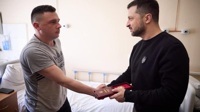 Президент Зеленський вручив орден Богдана Хмельницького III ступеня бійцю з Прикарпаття Сергію Лєснікову