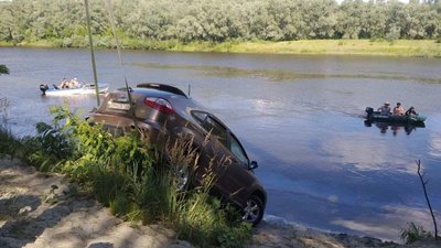 На Чернігівщині підняли на поверхню автомобіль, який затонув два дні тому