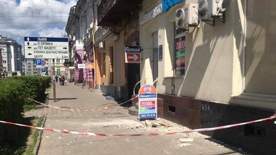 У середмісті Франківська обвалився карниз архітектурної пам'ятки