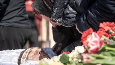У Мотижині поховали родину старости села, вбиту росіянами У Мотижині поховали родину старости села, вбиту росіянами