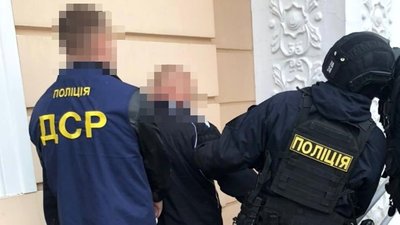 У Житомирі викрили та затримали фальшивовалютників, які збували підроблені долари США У Житомирі викрили та затримали фальшивовалютників, які збували підроблені долари США