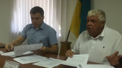 На сесії міськради на Рівненщині до зали зайшли десятки невідомих. Що відбувається На сесії міськради на Рівненщині до зали зайшли десятки невідомих. Що відбувається