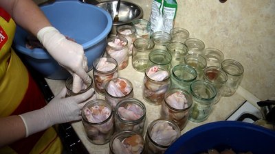 140 банок за чотири дні: житомирянка Олена Козак готує та передає військовим тушкованку 140 банок за чотири дні: житомирянка Олена Козак готує та передає військовим тушкованку