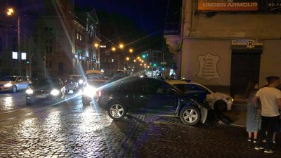 Супроводжували до лікарні дитину: у Львові трапилась ДТП за участі патрульних Супроводжували до лікарні дитину: у Львові трапилась ДТП за участі патрульних