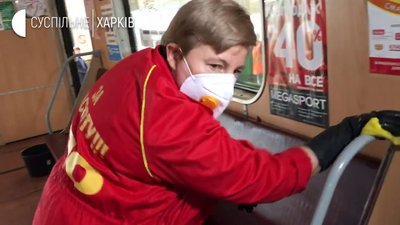Протиепідемічні заходи. У Харкові показали, як дезінфекують транспорт Протиепідемічні заходи. У Харкові показали, як дезінфекують транспорт
