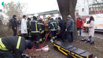 У Рівному "вазівка" влетіла в дерево, є травмовані У Рівному "вазівка" влетіла в дерево, є травмовані