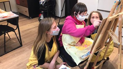 Сонячна майстерня: у Львові проводять заняття із арт-терапії для дітей із синдромом Дауна Сонячна майстерня: у Львові проводять заняття із арт-терапії для дітей із синдромом Дауна