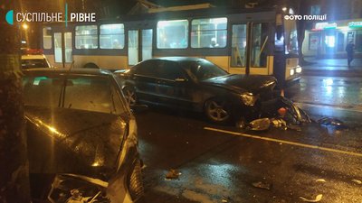 У поліції розповіли обставини ДТП на зупинці по вулиці Грушевського у Рівному