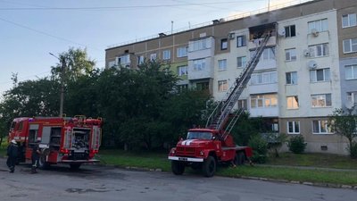 На Івано-Франківщині надзвичайники врятували дівчину з пожежі На Івано-Франківщині надзвичайники врятували дівчину з пожежі