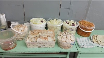 Благодійний фонд допомагає гуманітаркою та їжею власного приготування від жителів Житомирщини Благодійний фонд допомагає гуманітаркою та їжею власного приготування від жителів Житомирщини