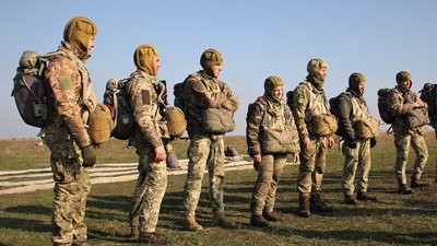 Одеські морські піхотинці відпрацювали десантування з гелікоптера Одеські морські піхотинці відпрацювали десантування з гелікоптера