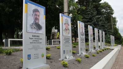 У селі Ямниця на Франківщині встановили стенд полеглому бійцю Тарасу Бибику
