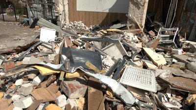 Потрощенні меблі в піцерії, яку зруйнувала російська ракета Потрощенні меблі в піцерії, яку зруйнувала російська ракета