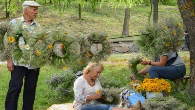 Плетуть вінки та танцюють: у Черкасах почали святкувати Івана Купала Плетуть вінки та танцюють: у Черкасах почали святкувати Івана Купала