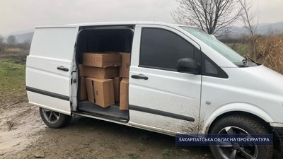 Автомобіль з 35 ящиками сигарет заарештовано на Закарпатті