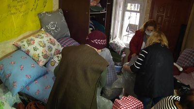 У Житомирі волонтерки шиють простирадла для лікарень, де лікують хворих на COVID