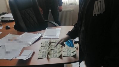 Двом посадовцям митниці повідомили про підозру