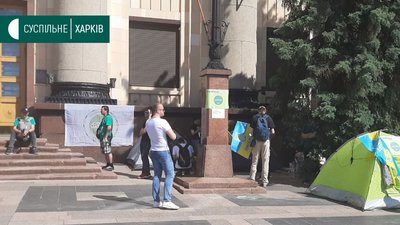 Намети біля Харківської ОДА: на підтримку "потонівців" вийшли їхні родичі та соратники Намети біля Харківської ОДА: на підтримку "потонівців" вийшли їхні родичі та соратники