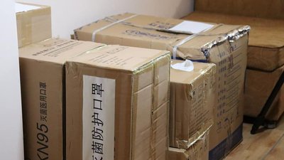 Тести, респіратори та біокомбінезони надійшли сьогодні зранку на Закарпаття