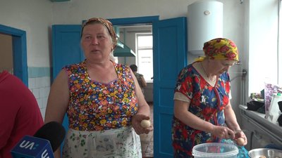 Жительки села Зарудинці на Житомирщині готують їжу для військових на передову Жительки села Зарудинці на Житомирщині готують їжу для військових на передову