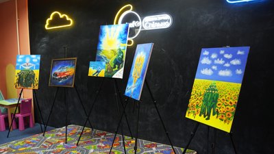Всесвіт очима Космо-Макса. У Миколаєві презентували виставку юного художника Всесвіт очима Космо-Макса. У Миколаєві презентували виставку юного художника