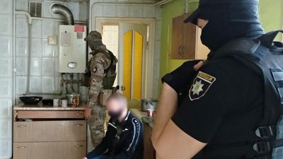 У Чернігові проводять обшуки і затримання у реабілітаційному центрі для алко та наркозалежних У Чернігові проводять обшуки і затримання у реабілітаційному центрі для алко та наркозалежних