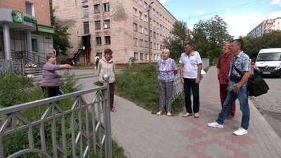 У Рівному мешканці багатоповерхівки виступили проти будівництва стоянки під їхніми вікнами У Рівному мешканці багатоповерхівки виступили проти будівництва стоянки під їхніми вікнами