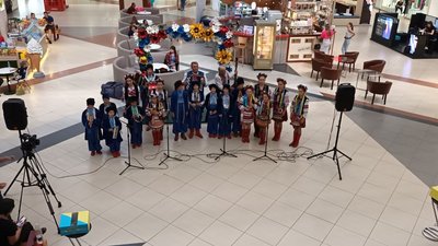 Співають біля церкви: в Тернополі дитячий ансамбль збирає гроші для ЗСУ Співають біля церкви: в Тернополі дитячий ансамбль збирає гроші для ЗСУ