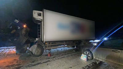 На Полтавщині під час зіткнення вантажівки та легковика загинула людина На Полтавщині під час зіткнення вантажівки та легковика загинула людина