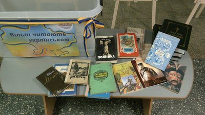 "Вільні читають українською". Кропивничани збирають книги для постраждалих через обстріли областей "Вільні читають українською". Кропивничани збирають книги для постраждалих через обстріли областей