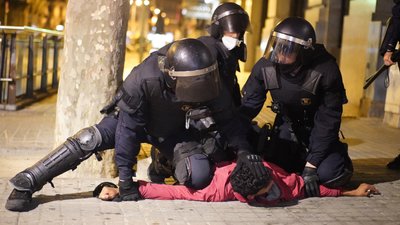 У Барселоні антикарантинні протести закінчилися сутичками з поліцією, є затримані У Барселоні антикарантинні протести закінчилися сутичками з поліцією, є затримані