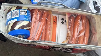 Айфони жінка сховала у пакети з продуктами