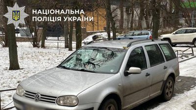 Авто, на даху якого був прикріплений муляж міни