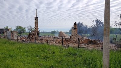 Спалені внаслідок атаки РФ хати у селі Олександрівка Семенівської громади на Чернігівщині