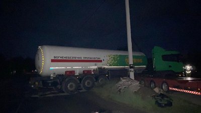 Водій вантажівки з небезпечним вантажем потрапив у ДТП в Ужгороді