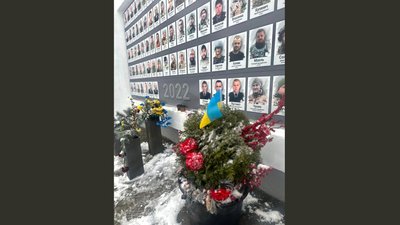 Рідні загиблих прикрасили алею пам'яті у Черкасах іменними прикрасами на честь близьких Рідні загиблих прикрасили алею пам'яті у Черкасах іменними прикрасами на честь близьких