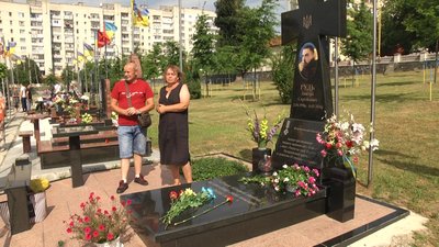 На військовому кладовищі у Житомирі вшанували пам'ять загиблих десантників
