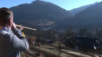 Заграв перед "Беркутом" на столітній трембіті: історія музиканта з Криворівні, який тричі був на Майдані