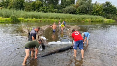 Стародавню довбанку підняли з дна Случа на Рівненщині