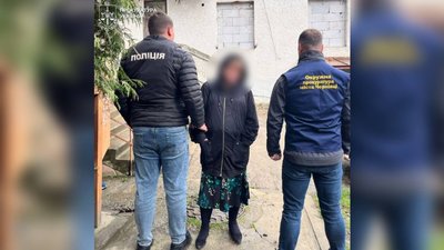 Фото з місця затримання жінки, яка обіцяла чоловіку оформити інвалідності
