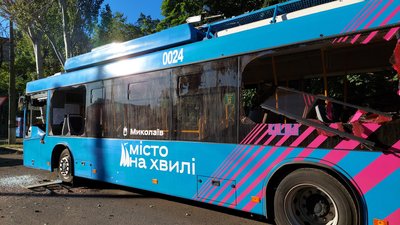 Під час ранкових обстрілів Миколаєва пошкоджено 18 комунальних тролейбусів