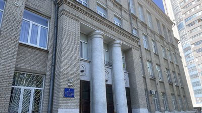 У центрі Харкова вимагають демонтувати погруддя молодогвардійців на алеї поблизу будинку "Слово" У центрі Харкова вимагають демонтувати погруддя молодогвардійців на алеї поблизу будинку "Слово"