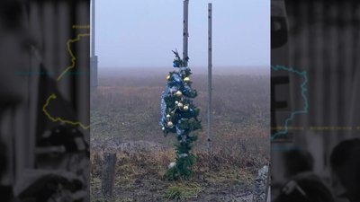 Новорічна ялинка на трасі в районі Бахмута